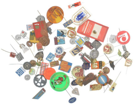 77 darabos vegyes jó állapotú nagyrészt lengyel kitűző tétel, közte műgyantás és zománcozott, illetve műanyag darabok 77 pieces mixed resin, enamelled and plastic pin lot in good condition, mainly from Poland