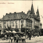 Budapest IV. Újpest, Városháza, piac fabódékkal, lovas hintók (r)