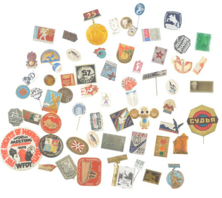 60 darabos vegyes jó állapotú nagyrészt szovjet kitűző tétel, közte műgyantás és zománcozott, illetve műanyag darabok 60 pieces mixed resin, enamelled and plastic pin lot in good condition, mainly from Soviet Union