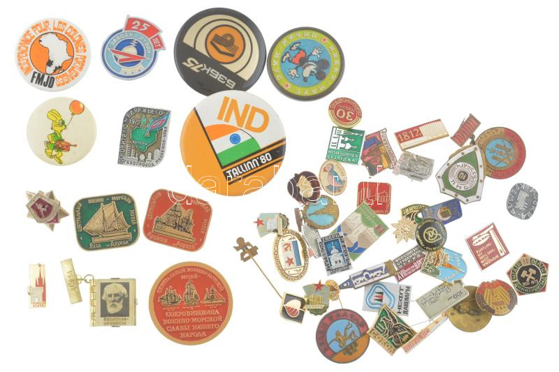 50 darabos vegyes jó állapotú nagyrészt szovjet kitűző tétel, közte műgyantás és zománcozott, illetve műanyag darabok 50 pieces mixed resin, enamelled and plastic pin lot in good condition, mainly from Soviet Union