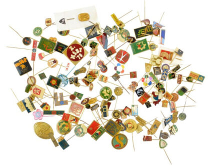 128 darabos vegyes, jó állapotú, nagyrészt csehszlovák kitűző tétel, közte műgyantás és zománcozott darabok 128 pieces mixed resin and enamelled pin lot in good condition, mainly from Czechoslovakia