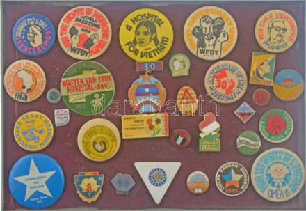 30 darabos vegyes jó állapotú külföldi kitűző tétel, közte műgyantás és zománcozott darabokkal, műanyag tálcán 30 pieces mixed foreign resin and enamelled pin lot in plastic tray