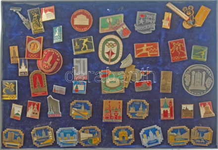 ~45 darabos vegyes jó állapotú külföldi kitűző tétel műanyag tálcán ~45 pieces mixed foreign pin lot in plastic tray