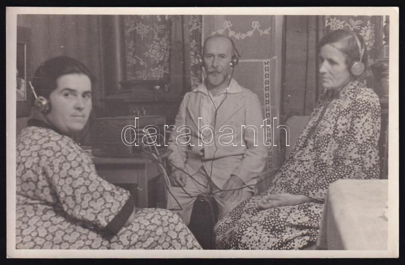 cca 1930-1940 Amatőr rádiósok, fotólap, 14x8,5 cm