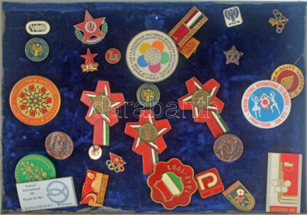 ~25 darabos vegyes jó állapotú magyar és külföldi kitűző tétel műanyag tálcán ~25 pieces mixed hungarian and foreign pin lot in plastic tray