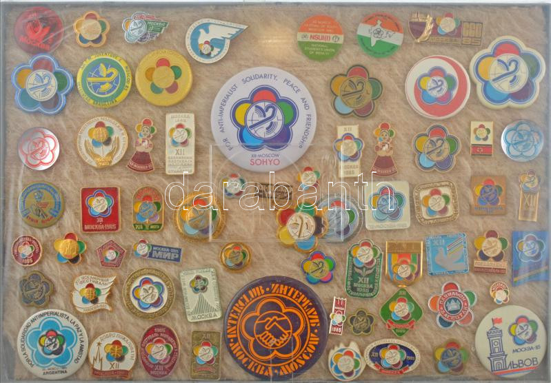 ~60 darabos vegyes jó állapotú külföldi kitűző tétel műanyag tálcán ~60 pieces mixed foreign pin lot in plastic tray