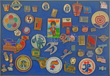 ~50 darabos vegyes jó állapotú külföldi kitűző tétel, közte műgyantás és zománcozott darabokkal, műanyag tálcán ~50 pieces mixed foreign resin and enamelled pin lot in plastic tray