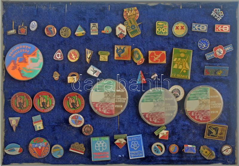 ~40 darabos vegyes jó állapotú magyar és külföldi kitűző tétel, közte műgyantás és zománcozott darabokkal, műanyag tálcán ~40 pieces mixed hungarian and foreign resin and enamelled pin lot in plastic tray