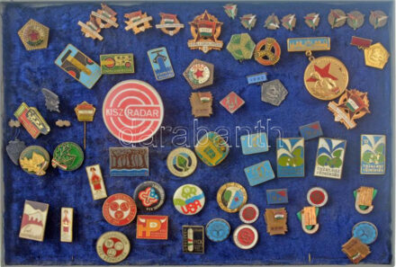 ~60-70 darabos vegyes jó állapotú magyar és külföldi kitűző tétel, közte műgyantás és zománcozott darabokkal, műanyag tálcán ~60-70 pieces mixed hungarian and foreign resin and enamelled pin lot in plastic tray