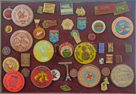 ~40 darabos vegyes jó állapotú magyar és külföldi kitűző tétel, közte műgyantás és zománcozott darabokkal, műanyag tálcán ~40 pieces mixed hungarian and foreign resin and enamelled pin lot in plastic tray