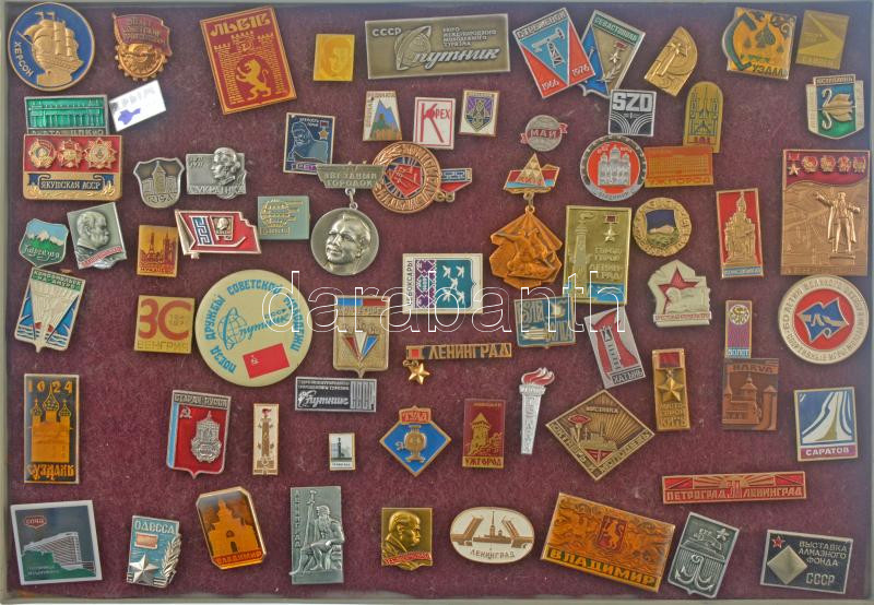 ~60 darabos vegyes jó állapotú külföldi kitűző tétel műanyag tálcán ~60 pieces mixed foreign pin lot in plastic tray