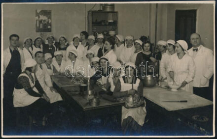 cca 1930-1940 Szakács- / cukrászképző tanfolyam csoportképe, hátoldalán a résztevők aláírásaival (köztük Ujváry Sándor író, könyvkiadó), fotólap, 13,5x8,5 cm