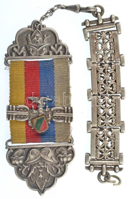 1931. A Turul Szövetség tagszervezetének, a budapesti képzőművészeket tömörítő Székely Bertalan Bajtársi Egyesületének jelzett Ag függője szalagon, zománcbetétes pánttal, 'Gál Nap utca 13' gyártói jelzéssel, hátoldalán