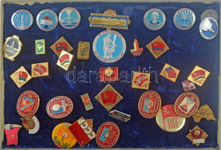 ~35 darabos vegyes jó állapotú külföldi kitűző tétel, közte műgyantás és zománcozott darabokkal, műanyag tálcán ~35 pieces mixed foreign resin and enamelled pin lot in plastic tray