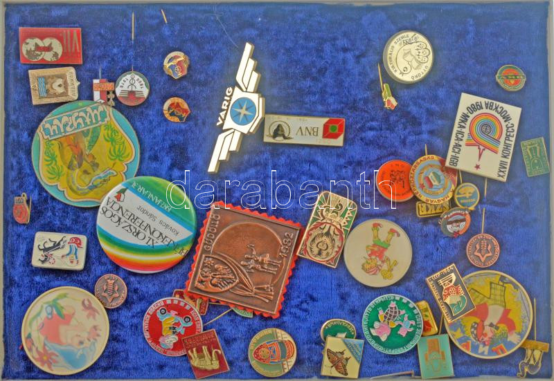 ~200 darabos vegyes jó állapotú magyar és külföldi kitűző tétel, közte műgyantás és zománcozott darabokkal, 4 műanyag tálcán ~200 pieces mixed hungarian and foreign resin and enamelled pin lot on 4 plastic tray - Image 2