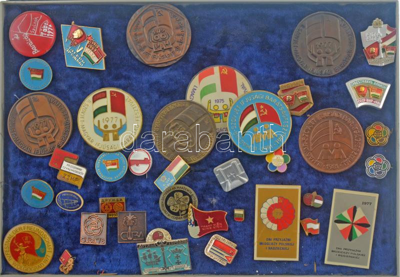 ~200 darabos vegyes jó állapotú magyar és külföldi kitűző tétel, közte műgyantás és zománcozott darabokkal, 4 műanyag tálcán ~200 pieces mixed hungarian and foreign resin and enamelled pin lot on 4 plastic tray - Image 3