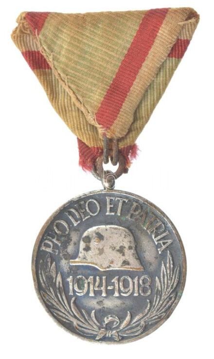 1929. 'Magyar Háborús emlékérem kardokkal, sisakkal' ezüstözött bronz kitüntetés mellszalagon 2 patina, kopott ezüstözés Hungary 1929. 'Hungarian Commemorative War Medal with swords and a helmet' silver-plated bronze decoration with