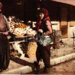 Bosnische Bäuerinnen a.d. Obstmarkt / Bosnyák nők a gyümölcs piacon / Bosnian folklore, fruit market + 'K.u.k. 30 cm Mörs. Batt. No. 6.'