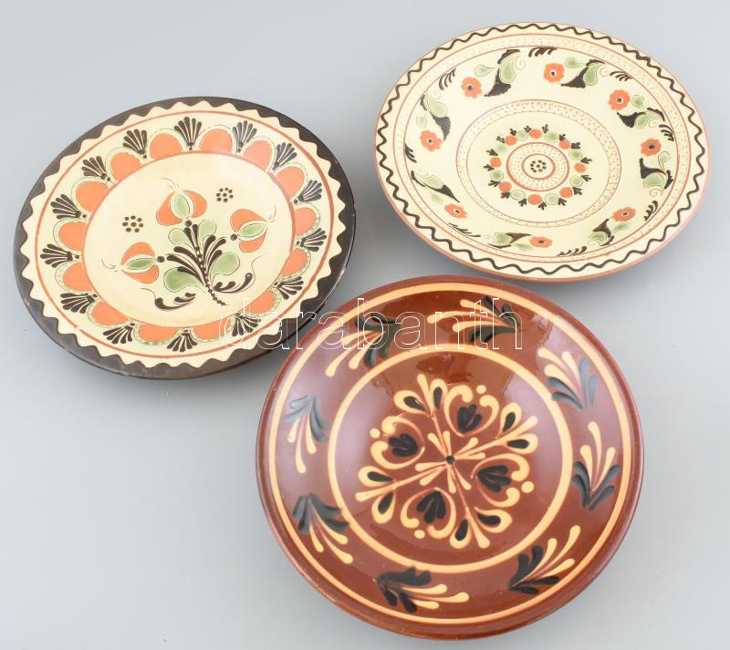3 db népi tányér, jelzett, szép állapotban, Karcag, Hódmezővásárhely, d: 24,5-26 cm