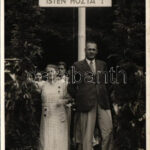 1937 Pétfürdő, Ünnepség 'Hungária Isten Hozta!' táblával. photo (ragasztónyom / gluemark)