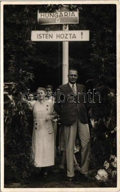1937 Pétfürdő, Ünnepség 'Hungária Isten Hozta!' táblával. photo (ragasztónyom / gluemark)