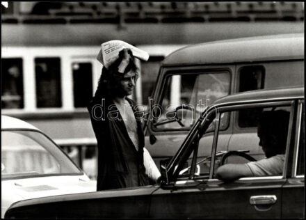 Engi László: Autók között, nagyméretű amatőr művészfotó, jelzett, egyik sarkán kis sérülés, 40x28,5 cm