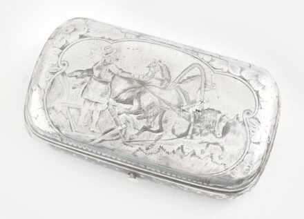 Ezüst (Ag) tubákos szelence, lovaskocsi motívummal, kopásokkal, Bécsi Diannás jellel, 5,5x10 cm, nettó: 122g