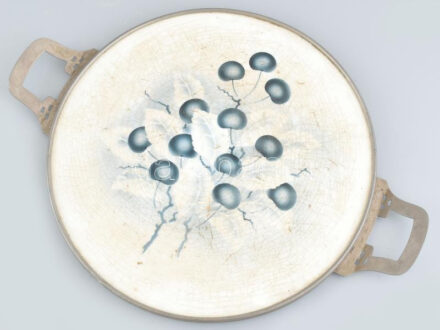 Szecessziós, fajanszbetétes tálca, fém peremmel, kopott, mázrepedésekkel d: 4,5 cm