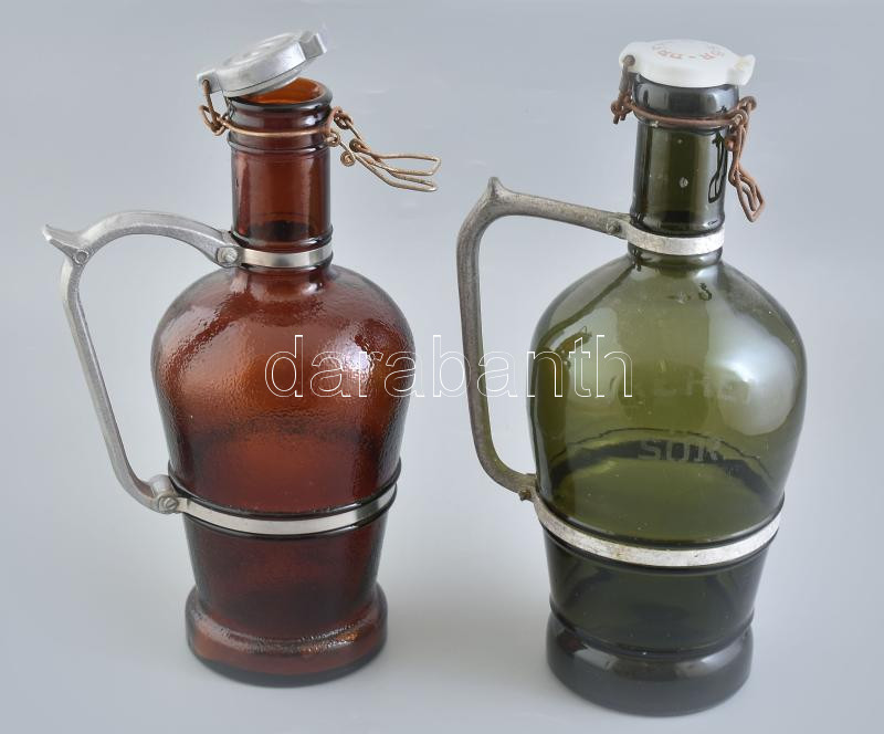 2 db nagyméretű sörös korsó, anyagában színezett üveg, az egyik jelzett, Dreher Sör felirattal, ón fogóval, sérült porcelán fedéllel (zöld színű); a másik jelzés/felirat nélkül, öntött fém fogóval és fedéllel (barna