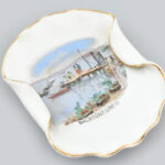 cca 1940 Balatonfüredi látképes Zsolnay porcelán hamutálka, kézzel festett, jelzett, kis kopásnyomokkal, 12×9,5 cm