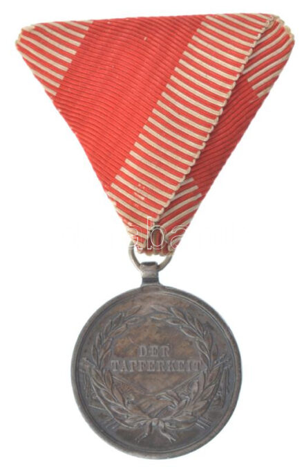 1914. 'Ferenc József II. osztályú Ezüst Vitézségi Érem' peremen jelzett Ag kitüntetés, a 'Károly Csapatkereszt' mellszalagján. Szign.: Tautenhayn T:2- patina, ph. Hungary 1914. 'Silver Gallantry Medal, 2nd Class' Ag decoration with