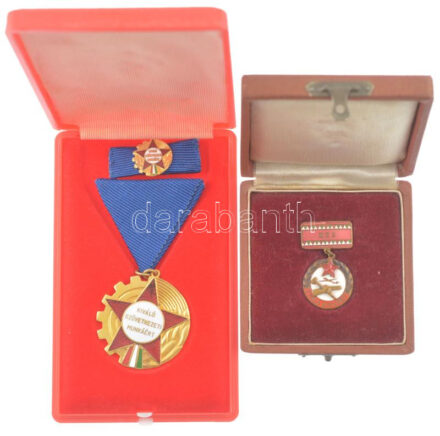 ~1960 'MHS (Magyar Honvédelmi Sportszövetség) - Kiváló munkért' zománcos tombak jelvény '3243' sorozatszámmal eredeti dobozban (21mm) + ~1982. 'Kiváló Szövetkezeti Munkáért' zománcozott fém jelvény miniatűrrel, szalagsávon