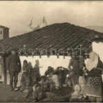 Nagyszeben, Hermannstadt, Sibiu; cigánytelep és rendőr / gypsy colony and policeman. photo