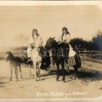 1916 Rumanische Kädel zu Pferde / Román lányok lovon / Romanian folklore, girl on horses. photo