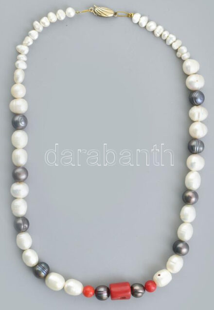 Tenyésztett gyöngy és korall nyaklánc, aranyozott ezüst kapoccsal, h: 42 cm