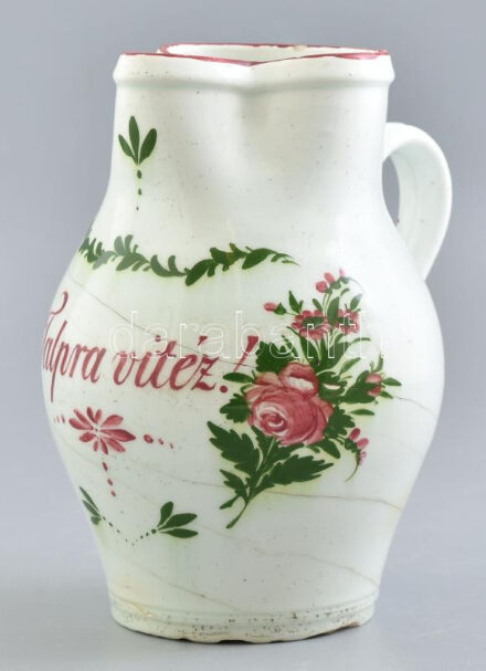 Talpra Vitéz! feliratos antik kancsó, fajansz, jelzés nélkül, sérülésekkel, m: 21,5 cm