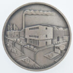 1962. '20 éves a Székesfehérvári Könnyűfémmű' kétoldalas ezüstpatinázott bronz emlékérem (60mm) T:1-,2 ragasztónyom - Image 2