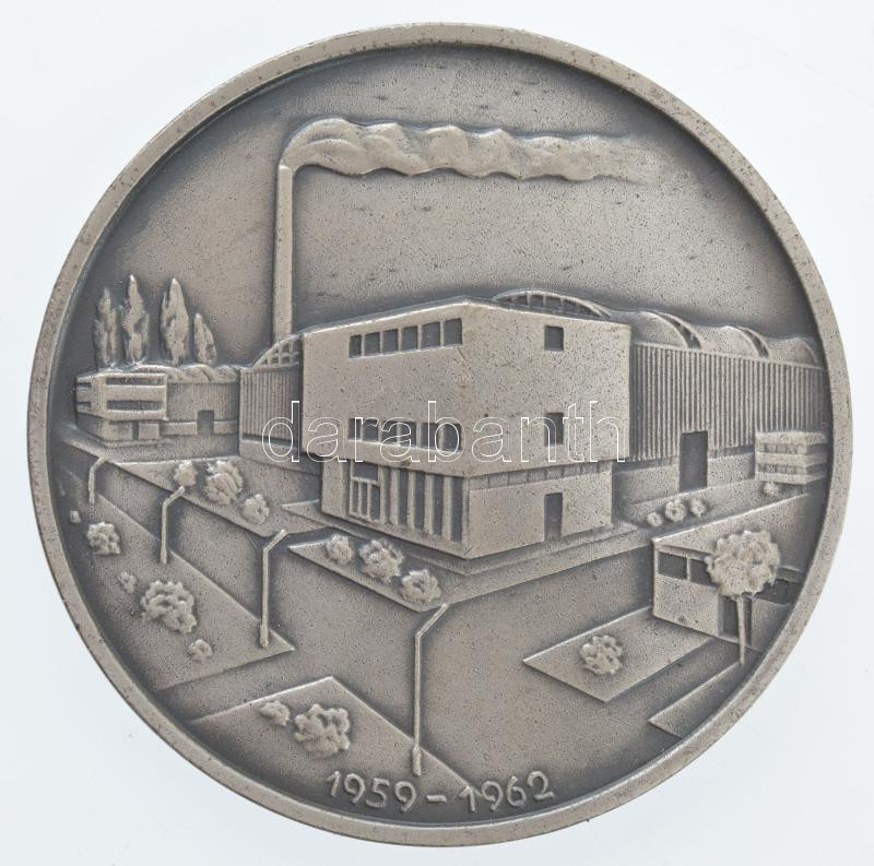 1962. '20 éves a Székesfehérvári Könnyűfémmű' kétoldalas ezüstpatinázott bronz emlékérem (60mm) T:1-,2 ragasztónyom - Image 2