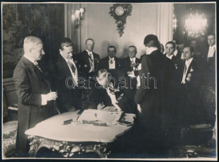 1938. január 12. Aláírják Budapesten a római paktumot megterősítő olasz-magyar-osztrák szerződést, Kertész Sajtófotó Képszolgálat pecséttel jelzett fotója, 17,5×23 cm