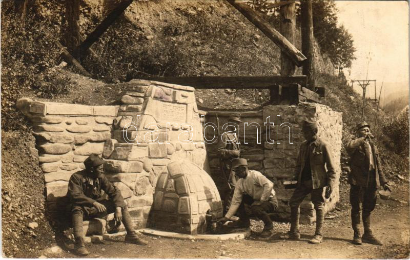 Fritz-forrás, Bakaitató menagi után a román fronton / WWI Austro-Hungarian K.u.K. military, Romanian front, spring source, soldiers drinking. photo (r)