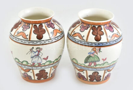 Fischer Emil (1863-1937): 2 db legényes váza párban 1923. Kézzel festett kőedény, jelzett. Reprodukálva: Art deco és modernizmus, lakásművészet Magyarországon 1920-1940. IMM kiállítás 24 cm Kis kopással