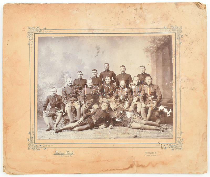 cca 1900-1910 Katonai csoportkép, Pécs, Zelesny Károly, fotó kartonon, kopott, foltos, sérült kartonnal, 20x26 cm