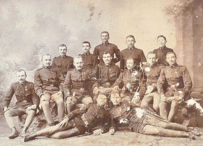 cca 1900-1910 Katonai csoportkép, Pécs, Zelesny Károly, fotó kartonon, kopott, foltos, sérült kartonnal, 20x26 cm - Image 2
