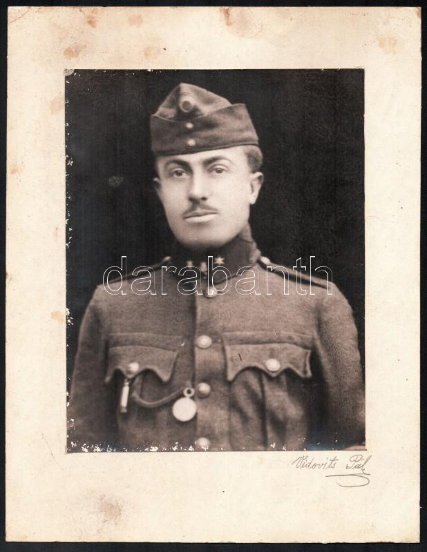 cca 1920-1930 Katonaportré, fotó kartonon, Vidovits Pál, kopott, 22x17 cm