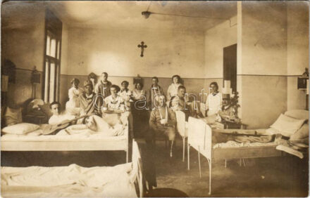 Sérült osztrák-magyar katonák Vöröskeresztes nővérekkel egy tábori kórházban / WWI Austro-Hungarian K.u.K. military, injured soldiers with Red Cross nurses at field hospital. Auer Fivérek (Szeged) photo