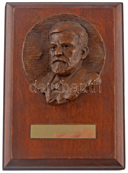 Ausztria (?) DN 'Sigmund Freud 1856-1939' egyoldalas plakett, fa talapzatra applikálva, kiolvashatatlan szignóval (plakett:~80x90mm, talapzat:177x125mm) T:2 Austria (?) ND 'Sigmund Freud 1856-1939' one-sided plaque, applied to a wooden base, with
