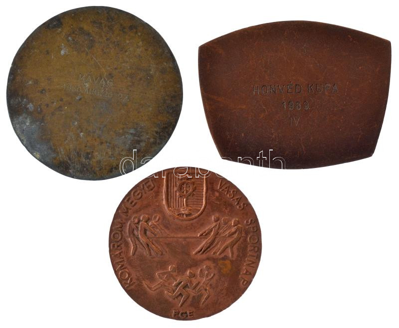 6 darabos magyar bronz és fém emlékérem, emlékplakett és díjplakett tétel, közte Peternák Gusztáv (1928-) 1975. 'Komárom megyei Vasas Sportnap / Hazánk 30 éve szabad 1945-1975' kétoldalas bronz emlékérem (60mm) T:1-,2 közte patina - Image 2