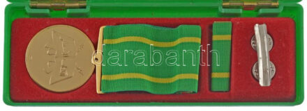 Líbia 1979. 'Az Al-Fateh forradalom 10. évfordulója' kitüntetés mellszalagon, szalagsávval, eredeti tokban (37mm) T:1- levált karika, tű, selyembélés Libya 1979. '10 years of Al-Fateh Revolution' decoration with ribbon and service ribbon