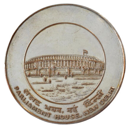 India DN 'A Parlament háza, Új-Delhi' kétoldalas ezüstözött Cu emlékérem bársonyborítású dobozban (64mm) T:2 India ND 'House of Parlament, New Delhi' two-sided silver-plated Cu commemorative medallion in gift box (64mm) C:XF