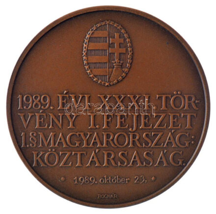 Bognár György (1944-) 1990. 'Magyar Éremgyűjtők Egyesülete / 1989. évi XXXI. törvény I. fejezet 1§ Magyarország: Köztársaság. - 1989. október 23.' kétoldalas bronz emlékérem (42,5mm) T:1- Adamo BP31